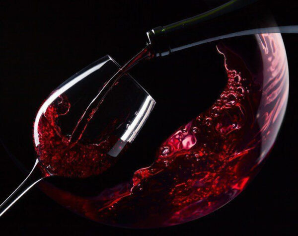 Versamento di un bicchiere di vino rosso Versamento di un bicchiere di vino rosso