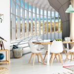 Carta da parati Ampia camera con finestre e vista sulla spiaggia