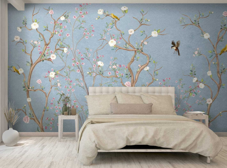 Murale di un albero con fiori e uccelli