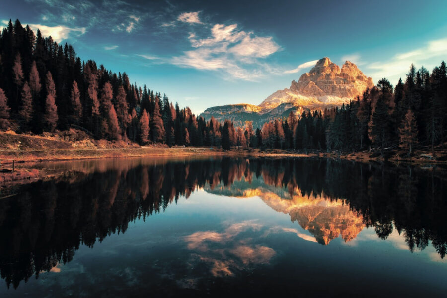 Lago circondato da alberi e montagne