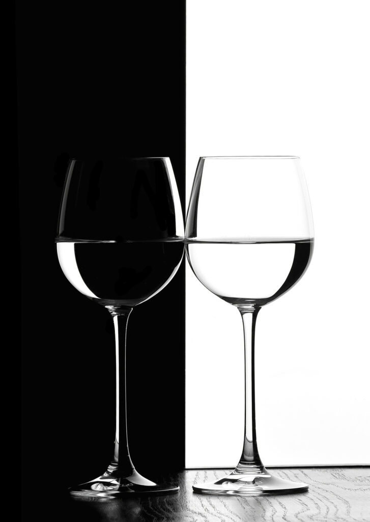 Due bicchieri da vino con acqua Due bicchieri da vino con acqua