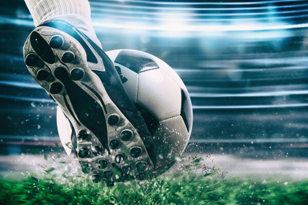 Un pallone da calcio che calcia un pallone Un pallone da calcio che calcia un pallone