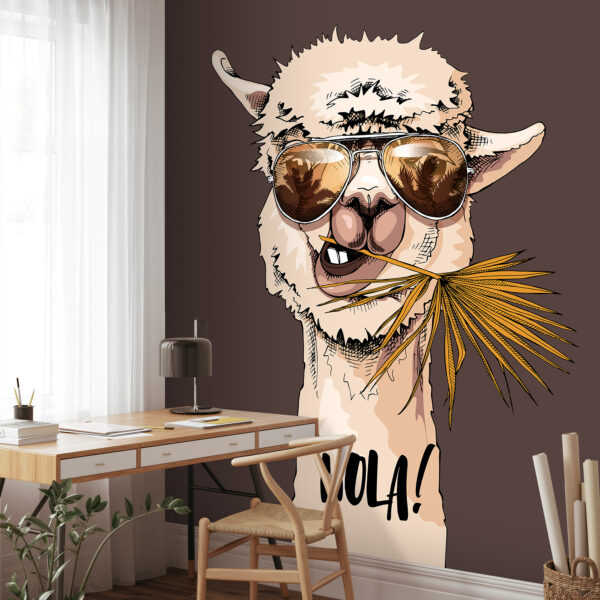 Un lama che indossa occhiali da sole e mangia una foglia di palma Un lama che indossa occhiali da sole e mangia una foglia di palma
