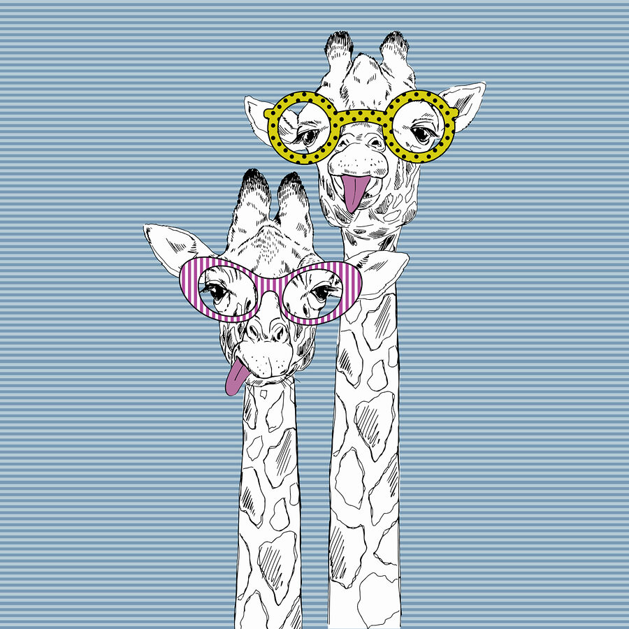 Una giraffa con gli occhiali
