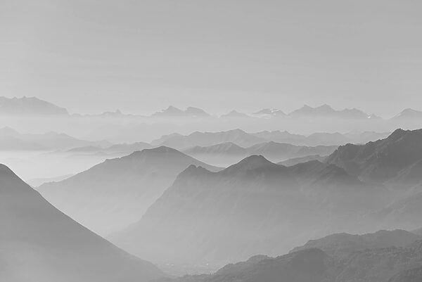 Un'immagine in bianco e nero di montagne Un'immagine in bianco e nero di montagne