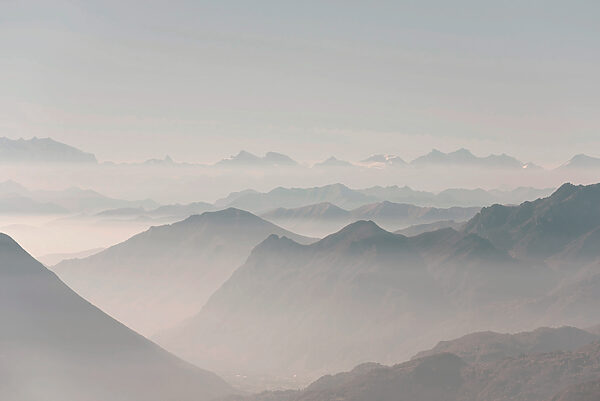 Una catena montuosa con la nebbia Una catena montuosa con la nebbia