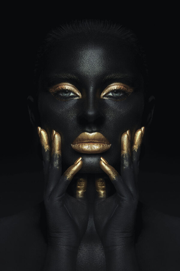 Mystic contrast in metallic allure Mystic contrast in metallic allure