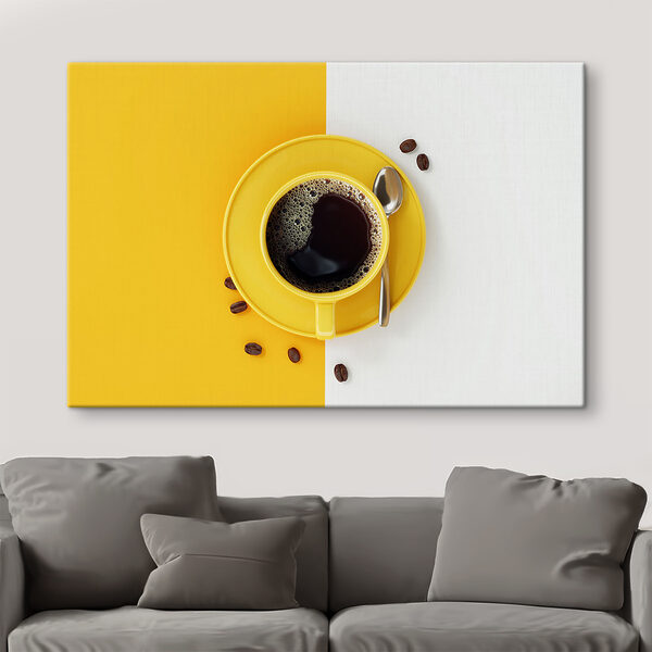 Quadri Una tazza di caffè giallo e chicchi di caffè