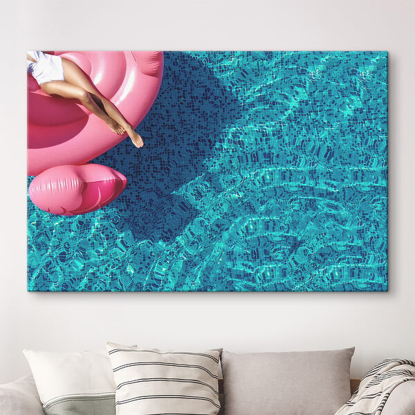 Quadri Quadri Una donna su un materassino rosa in piscina (COD: s37764)