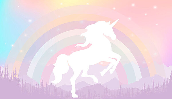 Un unicorno con arcobaleno e montagne Un unicorno con arcobaleno e montagne