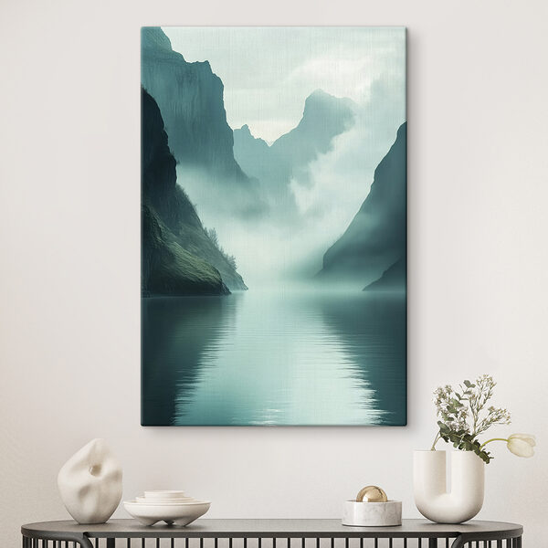 Quadri Quadri Uno specchio d'acqua tra le montagne avvolto dalla nebbia (COD: s40653)