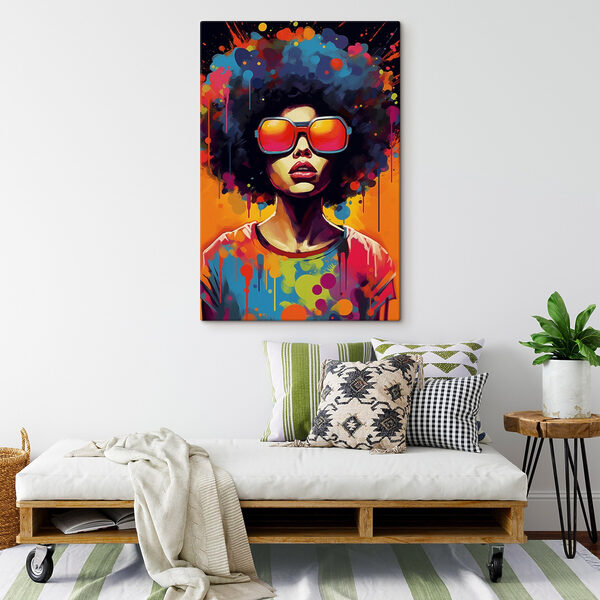 Donna con una folta capigliatura afro che indossa occhiali da sole Quadri Donna con una folta capigliatura afro che indossa occhiali da sole