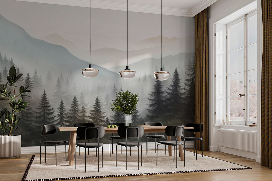 Paesaggio nebbioso con alberi e montagne