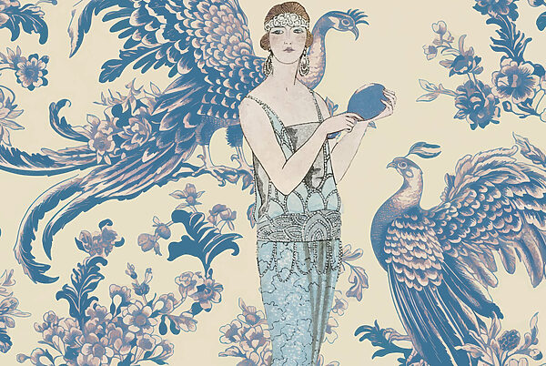 Donna con in mano un oggetto rotondo blu Donna con in mano un oggetto rotondo blu