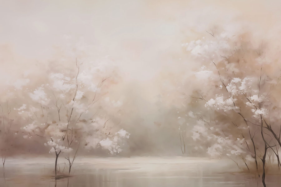 Acqua con alberi e cielo nebbioso