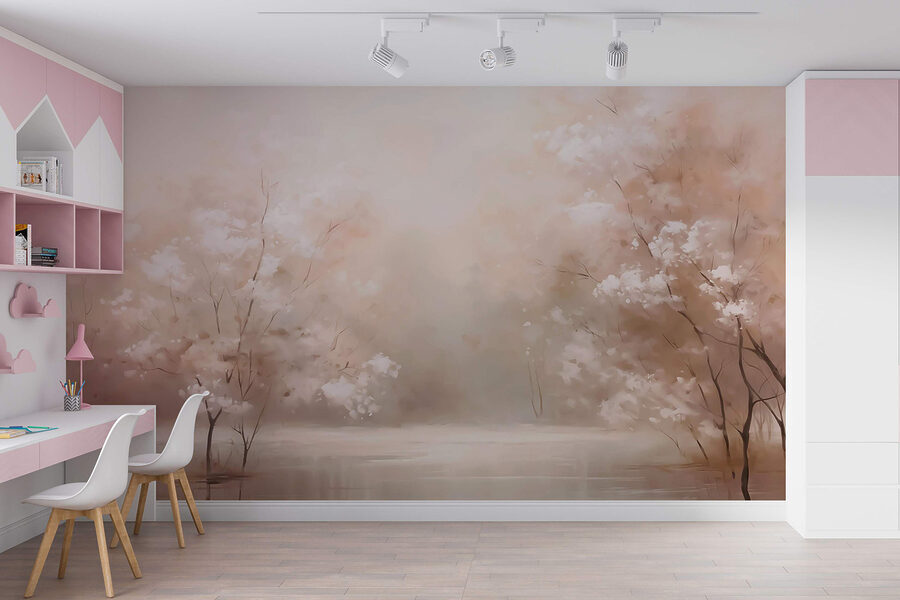 Acqua con alberi e cielo nebbioso