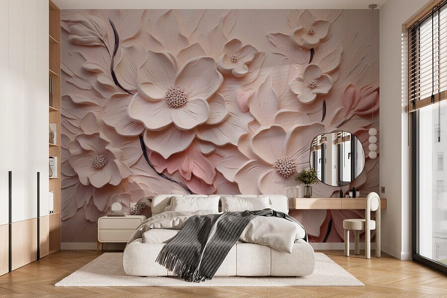 Fiori bianchi e rosa su una superficie bianca