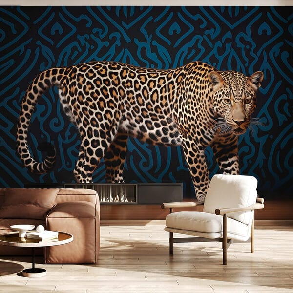 Leopardo in piedi su un pavimento di legno Leopardo in piedi su un pavimento di legno