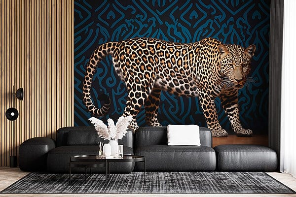 Leopardo in piedi su un pavimento di legno Leopardo in piedi su un pavimento di legno