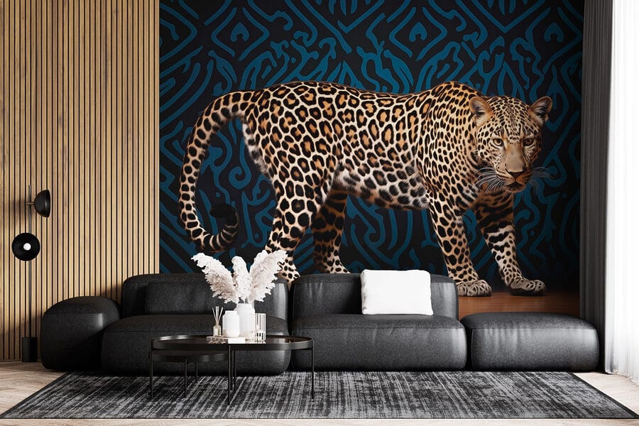 Leopardo in piedi su un pavimento di legno