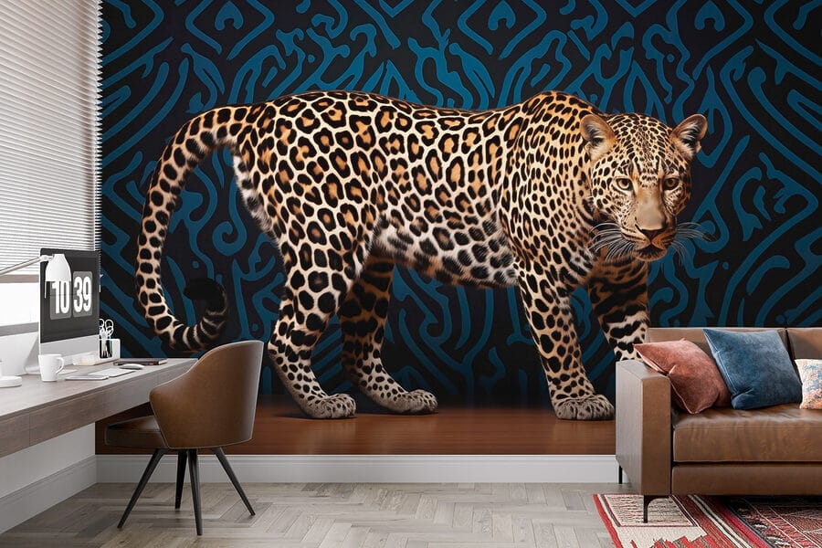 Leopardo in piedi su un pavimento di legno