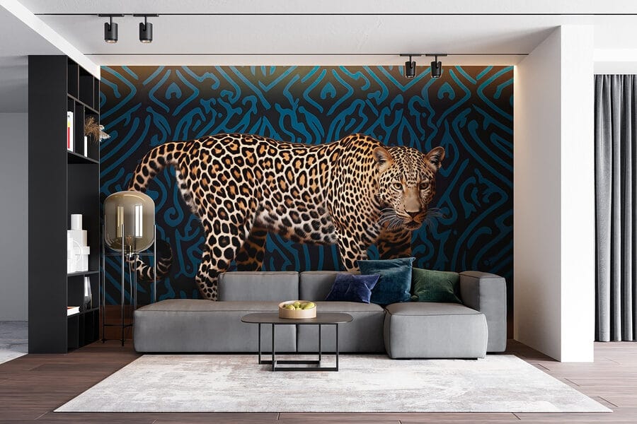 Leopardo in piedi su un pavimento di legno