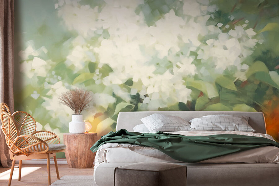 Fiori in mezzo a foglie verdi e rigogliose