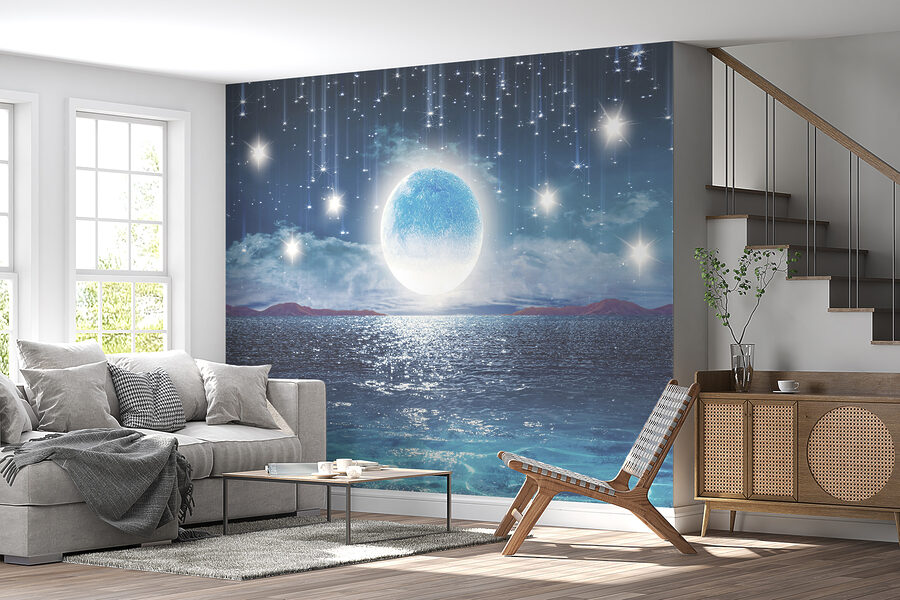 Luna sull'acqua con stelle e nuvole