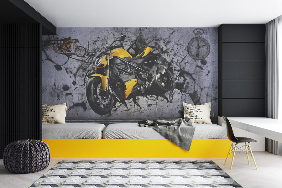 Moto gialla su un muro