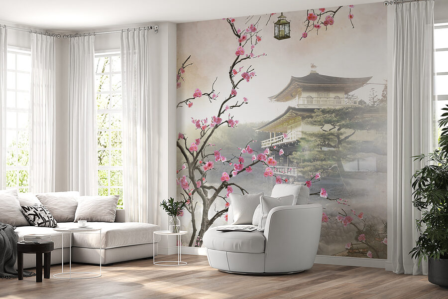 Albero con fiori rosa e un edificio sullo sfondo