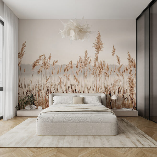 Erba alta con uno specchio d'acqua sullo sfondo Erba alta con uno specchio d'acqua sullo sfondo
