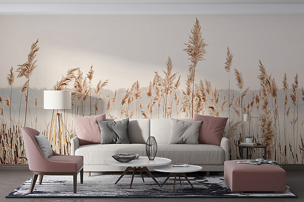 Erba alta con uno specchio d'acqua sullo sfondo Erba alta con uno specchio d'acqua sullo sfondo