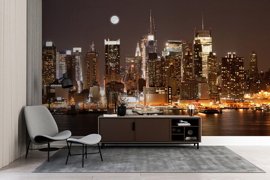Lo skyline della città di notte con la luna in cielo