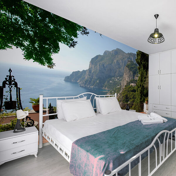 Balcone con vista su uno specchio d'acqua Balcone con vista su uno specchio d'acqua