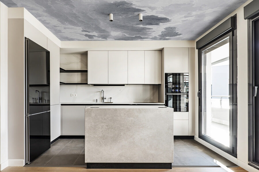 Un cielo grigio e bianco