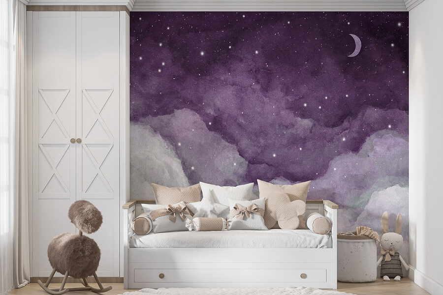 Un cielo viola con nuvole e stelle