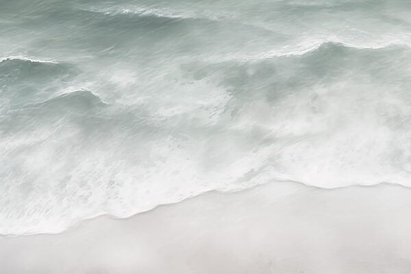 Onde che si infrangono su una spiaggia Onde che si infrangono su una spiaggia