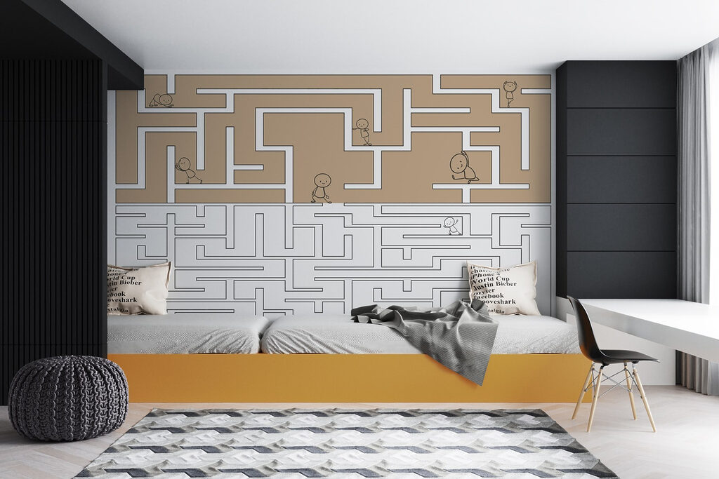 Maze game with people walking on the wall