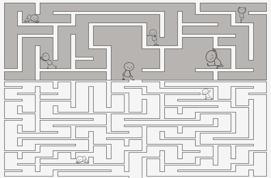 Gioco del labirinto con personaggi dei cartoni animati che camminano sul terreno