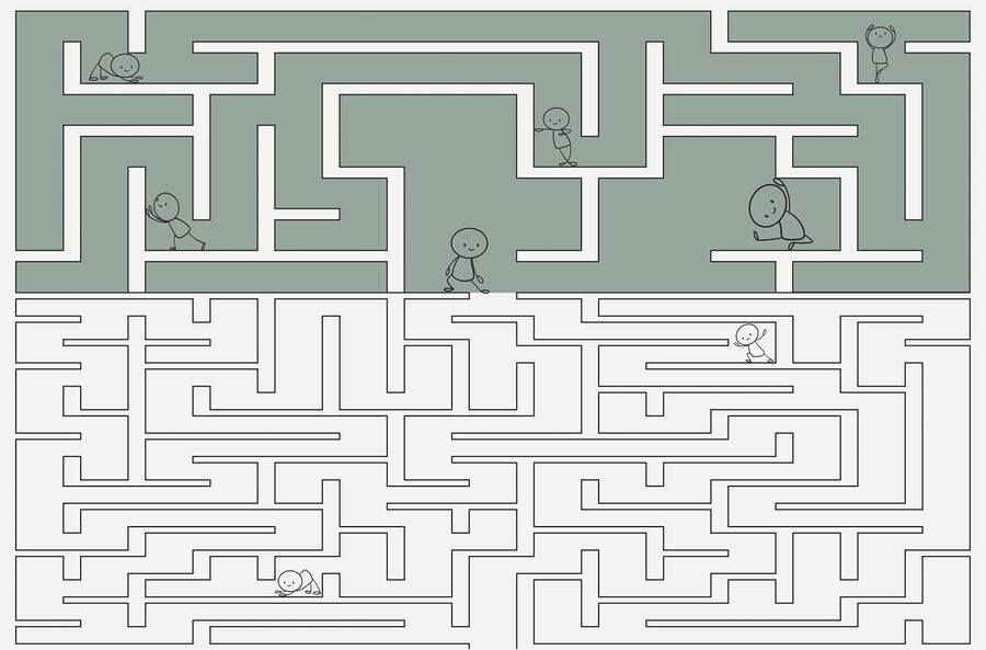 Gioco del labirinto con personaggi dei cartoni animati che attraversano il labirinto