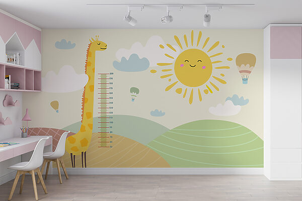 Una giraffa in piedi in un campo con sole e nuvole Una giraffa in piedi in un campo con sole e nuvole