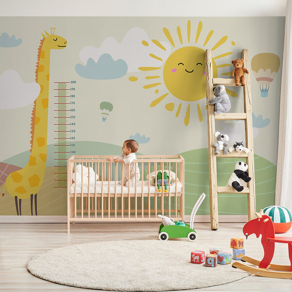 Una giraffa in piedi in un campo con sole e nuvole Una giraffa in piedi in un campo con sole e nuvole