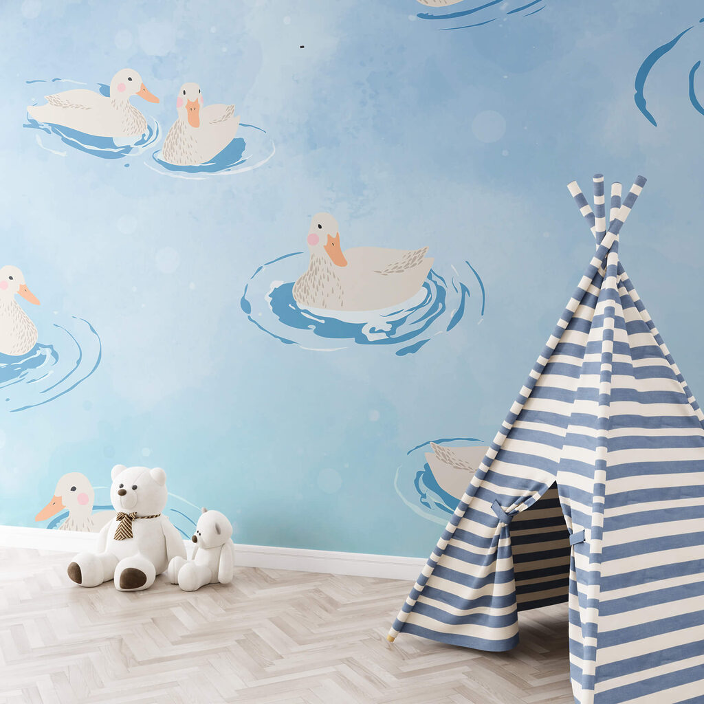 Gruppo di anatre che nuotano nell'acqua