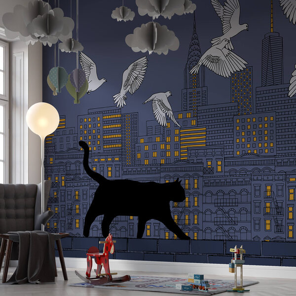 Gatto che cammina su un muro con uccelli che volano nel cielo Gatto che cammina su un muro con uccelli che volano nel cielo