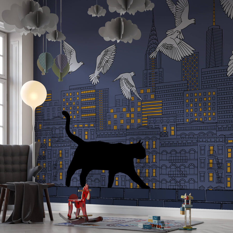 Gatto che cammina su un muro con uccelli che volano nel cielo