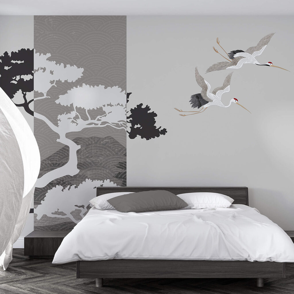 Coppia di gru in volo accanto a un albero