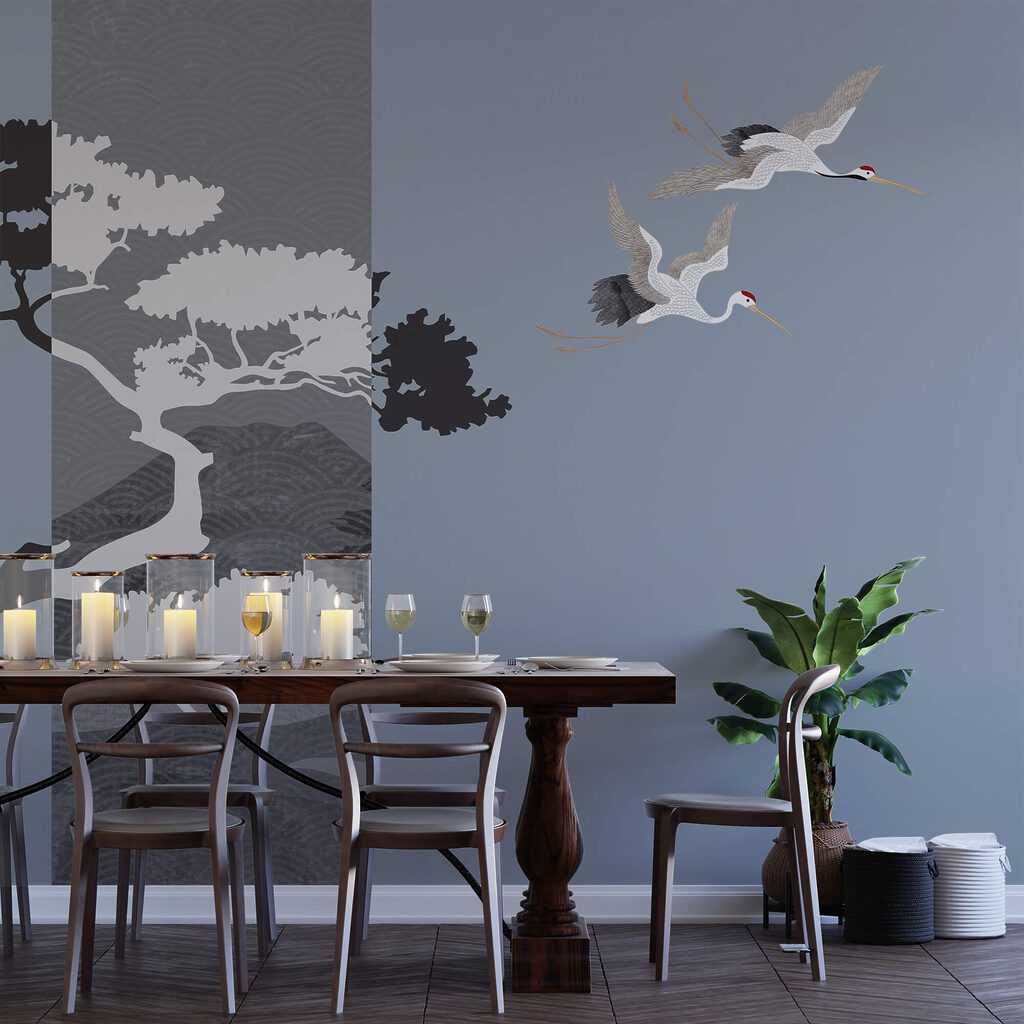 Coppia di gru in volo accanto a un albero