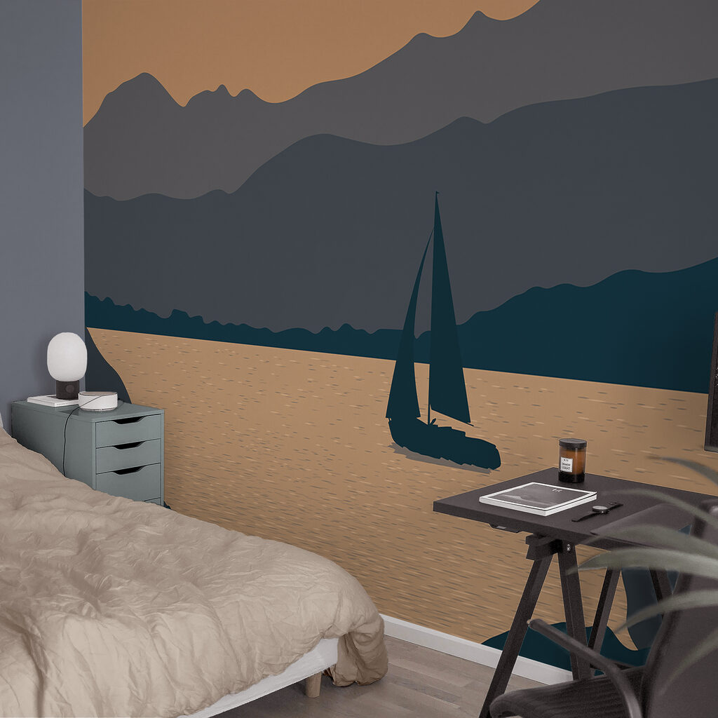 Barca a vela sull'acqua con montagne sullo sfondo