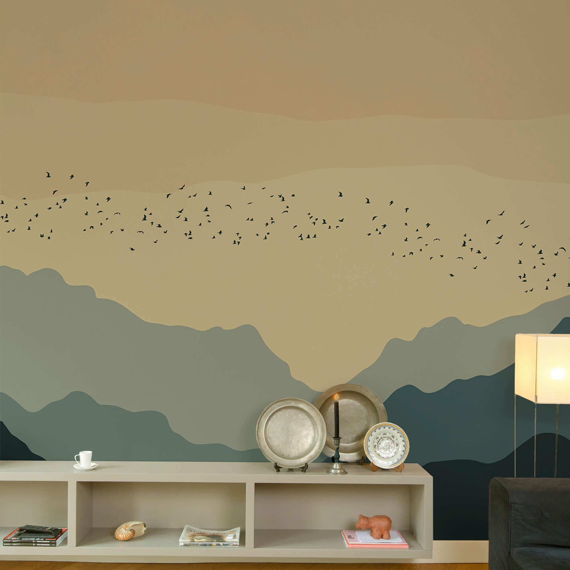 Gruppo di uccelli in volo sulle montagne