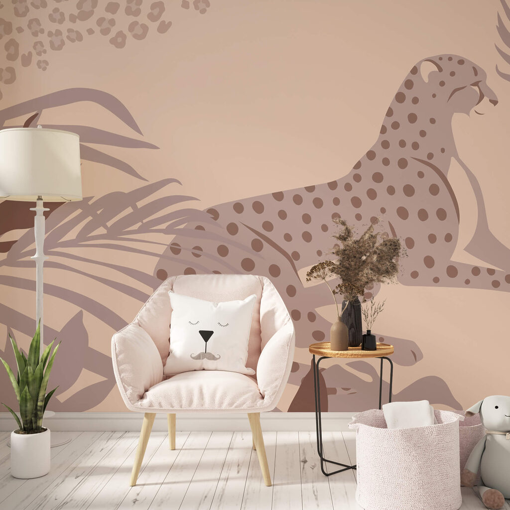 Ghepardo sdraiato con piante